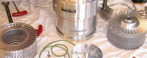 Alcatel Adixen turbopump ATP150 i delar. Klicka för större bild. Alcatel Adixen turbopump ATP150 i delar.