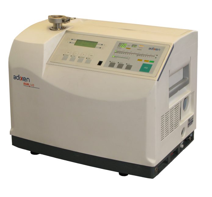 Begagnade heliumläcksökare Alcatel Adixen ASM142. Klicka för större bild. Begagnade heliumläcksökare Alcatel Adixen ASM142